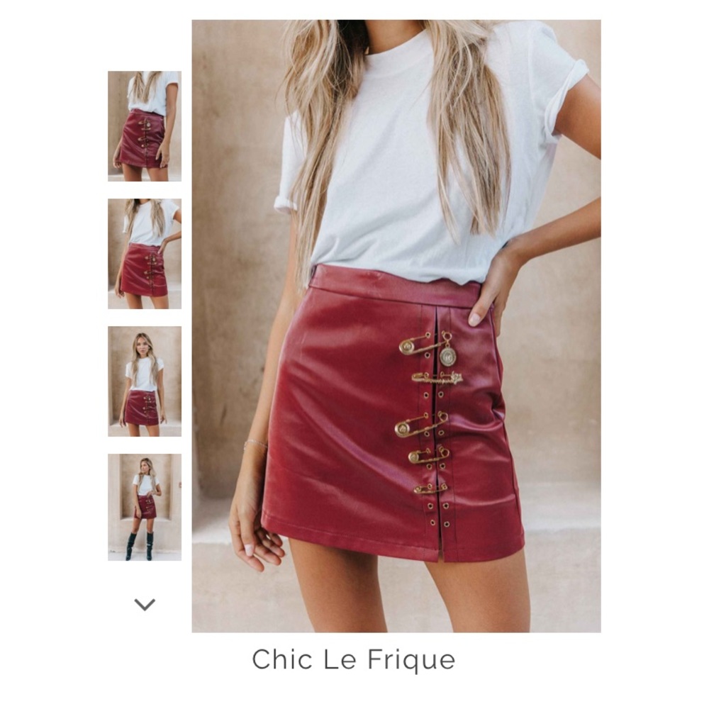 Gorgeous mini skirt with golden Accent